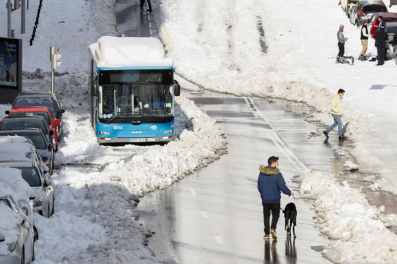 Autobuses y coches abandonados en la M-30