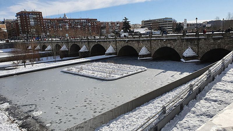 Vista del río Manzanarares y el puente de Segovia en Madrid.