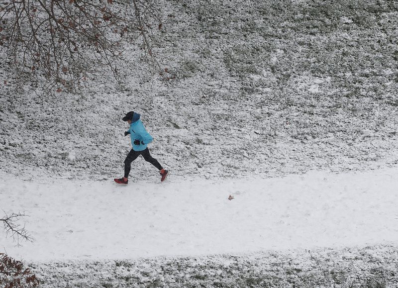 Una persona corre en la nieve en la Ciudadela de Pamplona (Navarra).