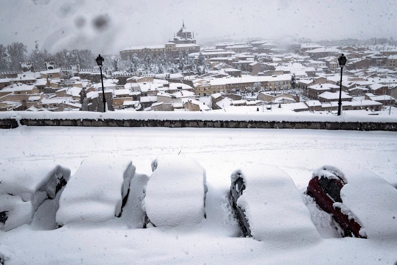 Varios coches permanecen enterrados bajo la nieve en la calle Gerardo Lobo en Toledo.