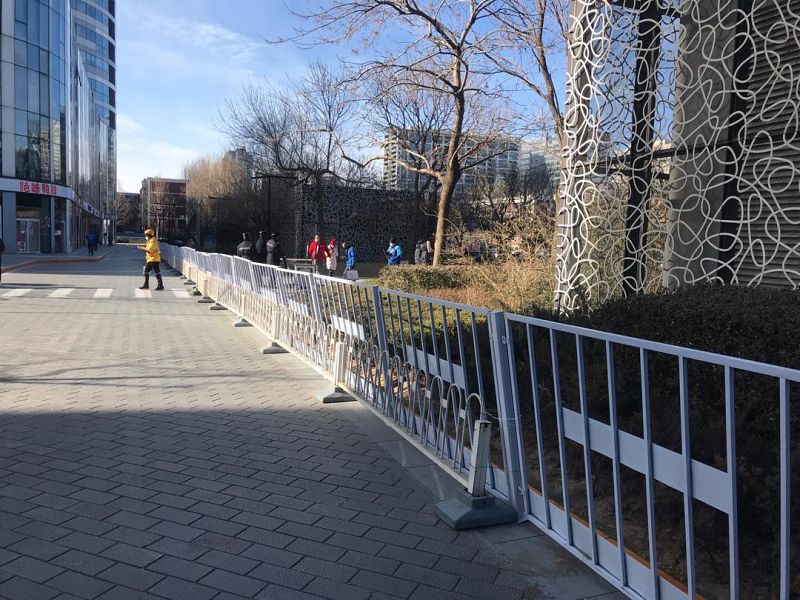 Una valla metálica rodea una zona residencial en Pekín.