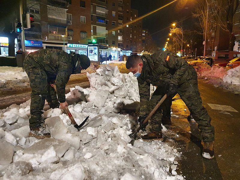 Soldados limpiando las calles del distrito de Moratalaz