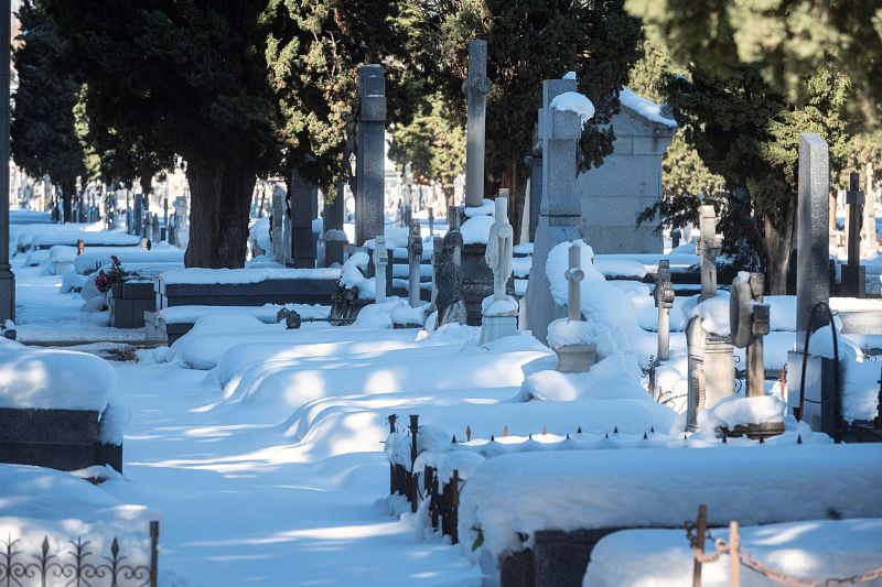 Cementerios madrileños siguen cerrados a causa del temporal