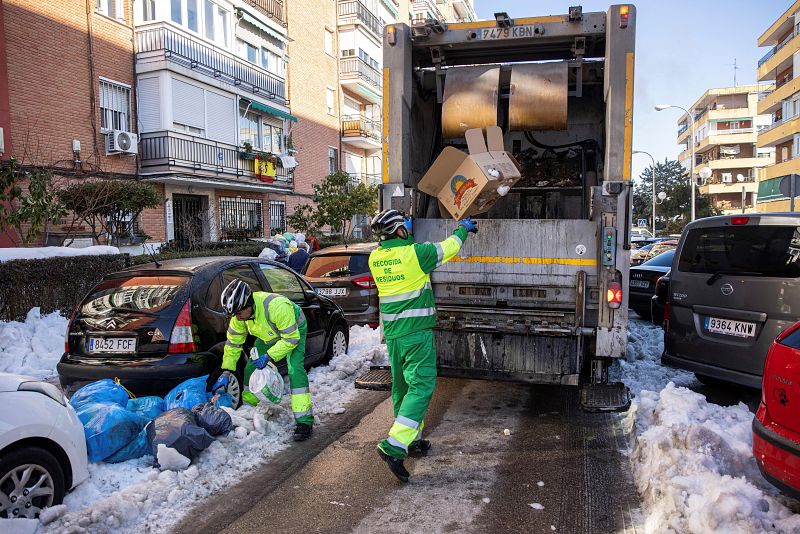 Recogida de los cubos de basuras que se acumulan en las calles de Madrid