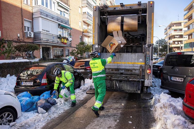 Recogida de los cubos de basuras que se acumulan en las calles de Madrid