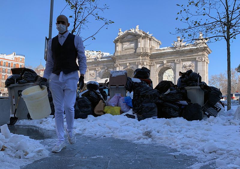 Un hombre caminando por los alrededores de la Puerta de Alcalá