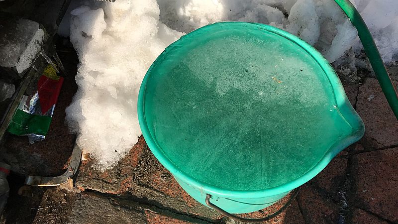 El frío ha congelado tuberías y ha dejado a varias viviendas sin acceso a agua