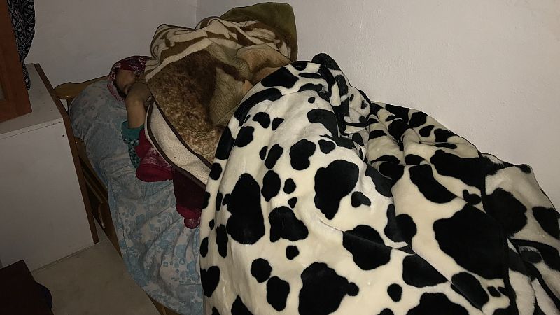 Aisha utiliza cuatro mantas para refugiarse del frío durante las noches en la Cañada Real