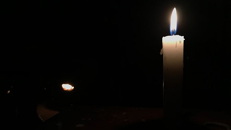   Las velas son la alternativa más habitual a la iluminación en la Cañada Real estos días