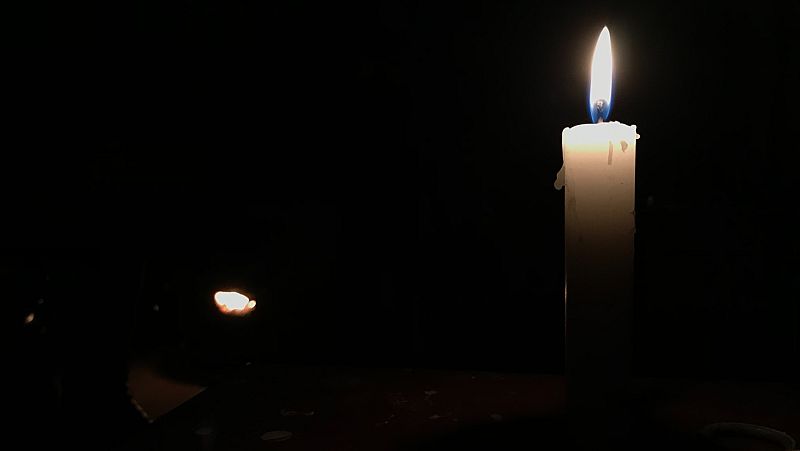 Las velas son la alternativa más habitual a la iluminación en la Cañada Real estos días