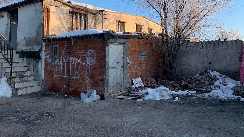 Un módulo de ladrillo o materiales reciclados: la vivienda más habitual en el sector 6