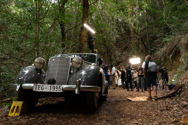 El coche está atascado en mitad de la selva.