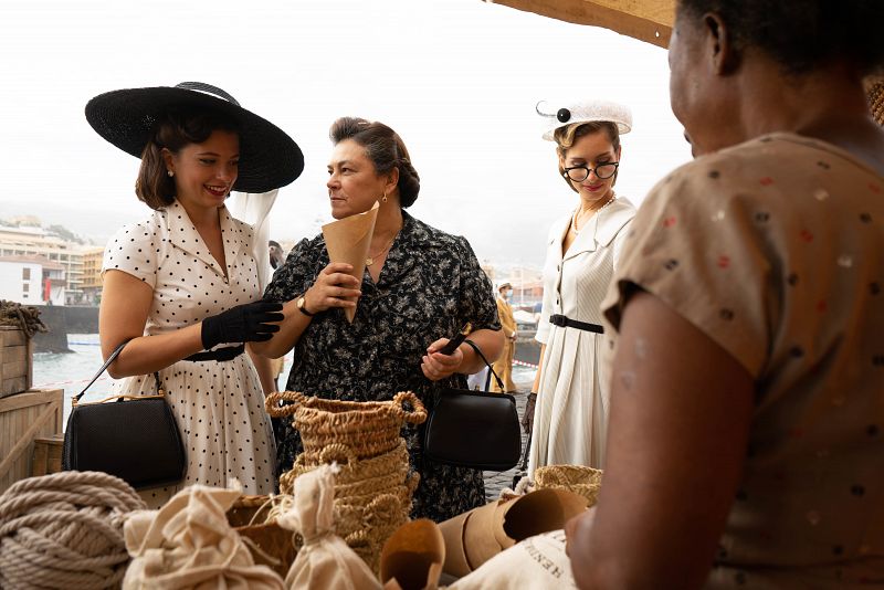 Amparo Piñero y Mar Vidas comprando en un mercado de Guinea Ecuatorial