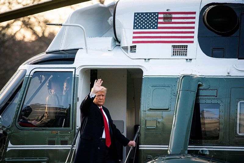 El presidente estadounidense Donald J. Trump, se despide por última vez antes de subir a bordo del helicóptero  Marine One.