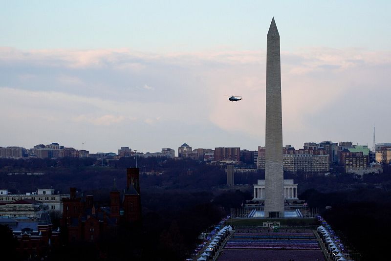 El helicóptero en el que viaja Trump junto al monumento a Washington