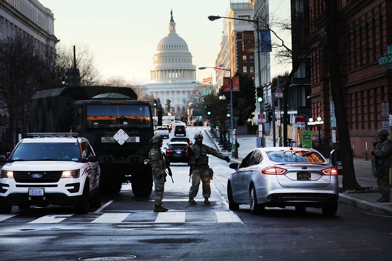 Miembros de la Guardia Nacional patrullan las calles