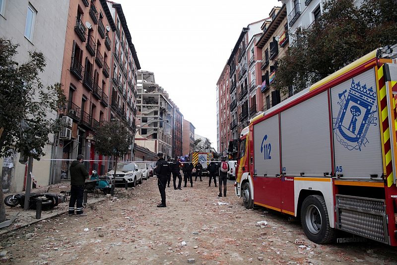 Cascotes y escombros por toda la zona alrededor