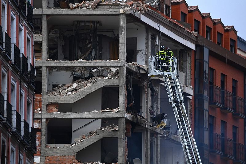 Los bomberos comprueban el edificio