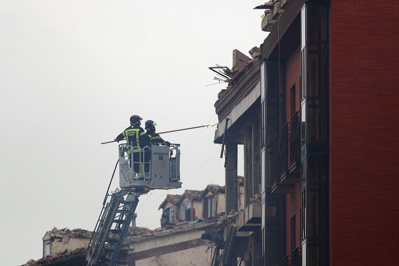 Los bomberos trabajan en el edificio afectado