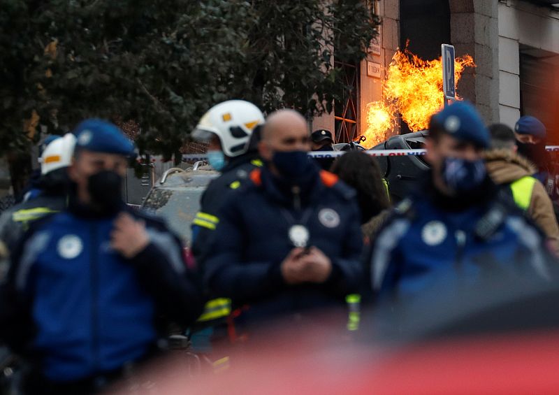 La explosión ha dejado un incendio en el interior del edificio