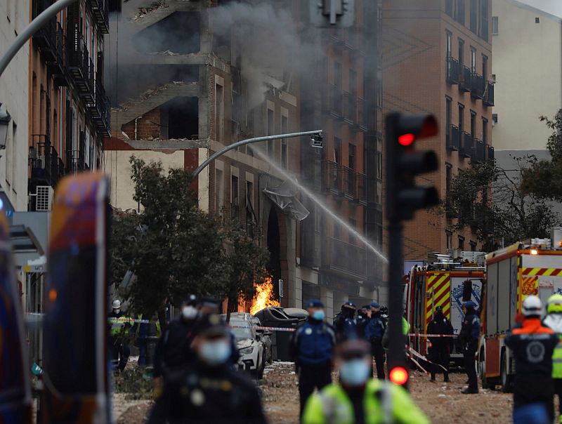 Los bomberos tratan de apagar el incendio que ha dejado la explosión