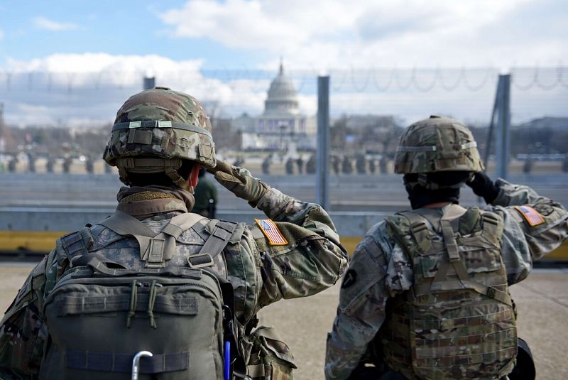 Los miembros de la Guardia Nacional saludan durante el himno nacional