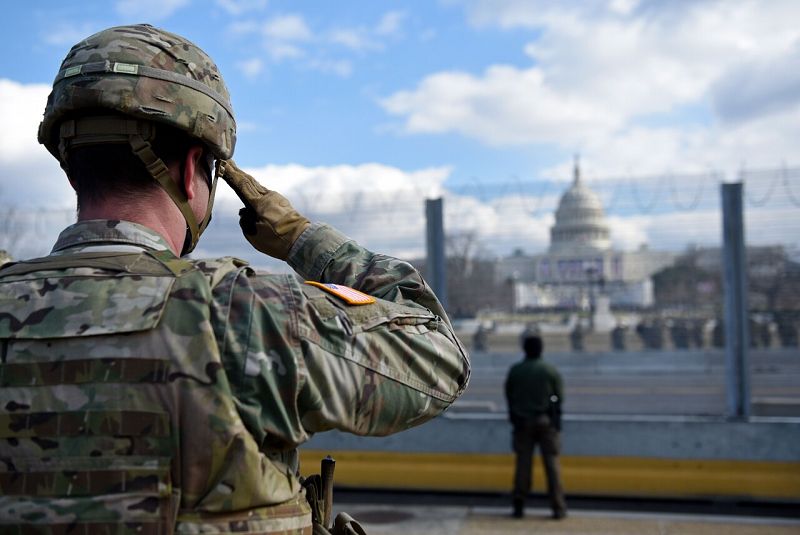 Un miembro de la Guardia Nacional muestra respeto durante el himno nacional