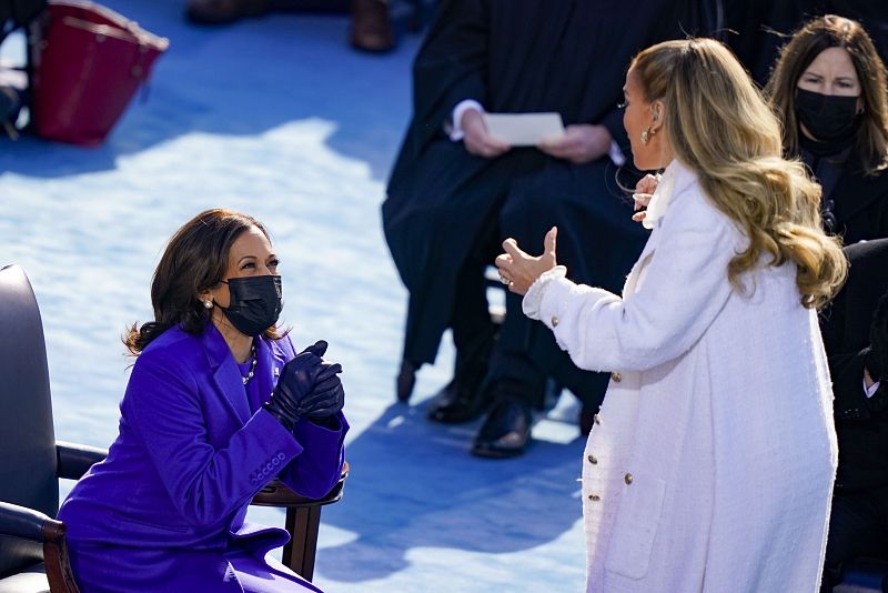 López, que ha interpretado las conocidas canciones 'This land is your land' y 'America the beautiful', saluda a la vicepresidenta Kamala Harris tras su actuación