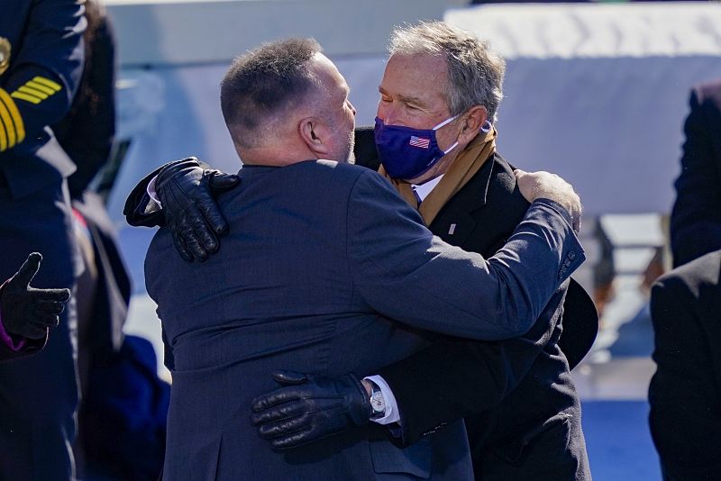 Garth Brooks saluda al expresidente George Bush tras su actuación en el acto de toma de posesión de Joe Biden