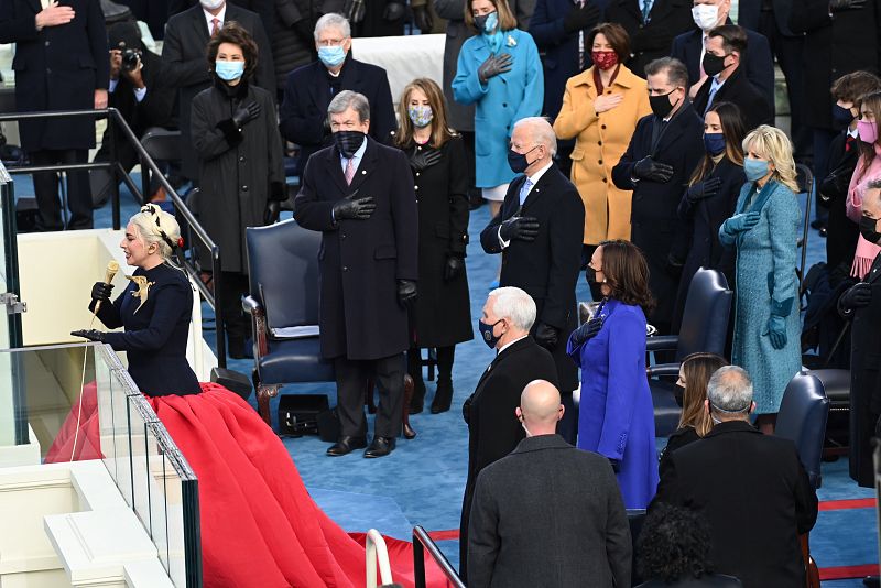 En pie y con la mano en el pecho, todos los asistentes a la ceremonia de incestidura de Joe Biden han escuchado el himno entonado por Lady Gaga.