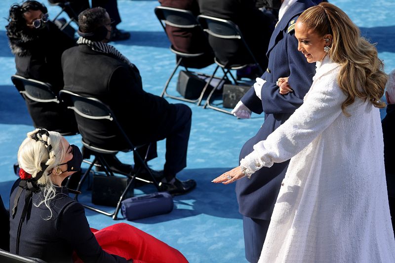 Jennifer López y Lady Gaga se saludan durante la ceremonia