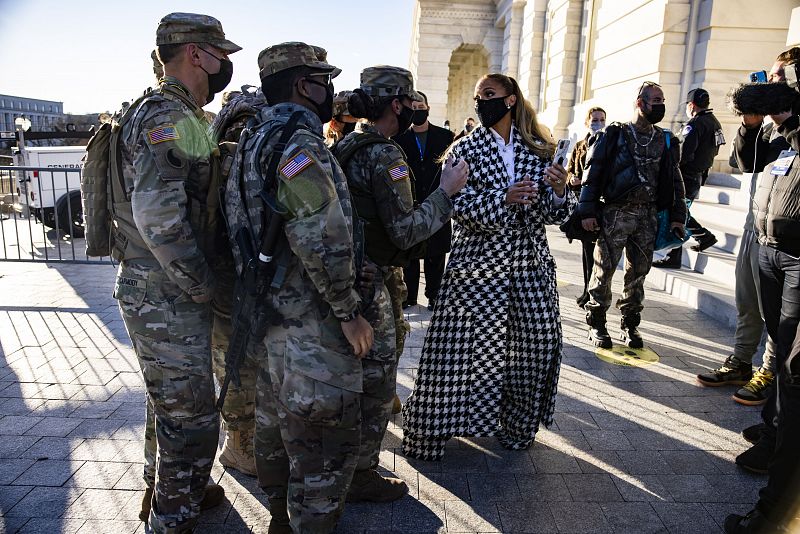 A su llegada al Capitolio, López se ha fotografiado con un grupo de efectivos de la Guardia Nacional de Maryland que han sido movilizados para garantizar la seguridad de la toma de posesión de Biden.