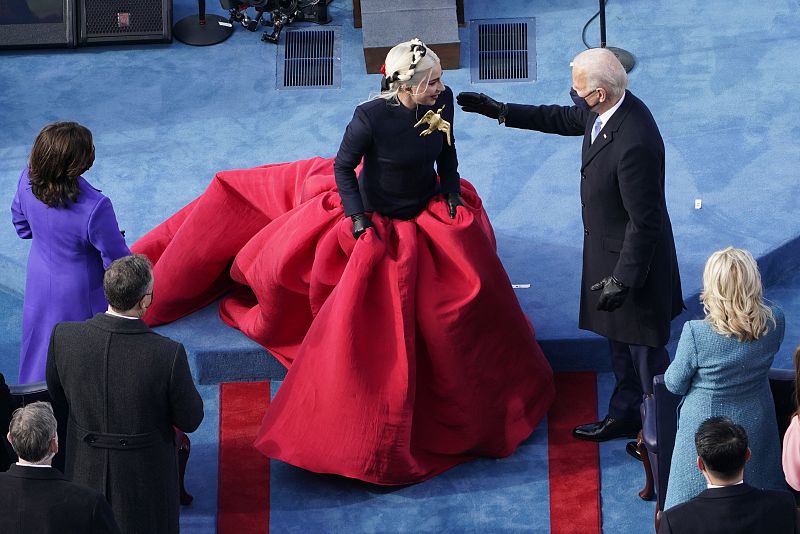 Tras entonar el himno, Gaga ha saludado al ya presidente de Estados Unidos, Joe Biden.