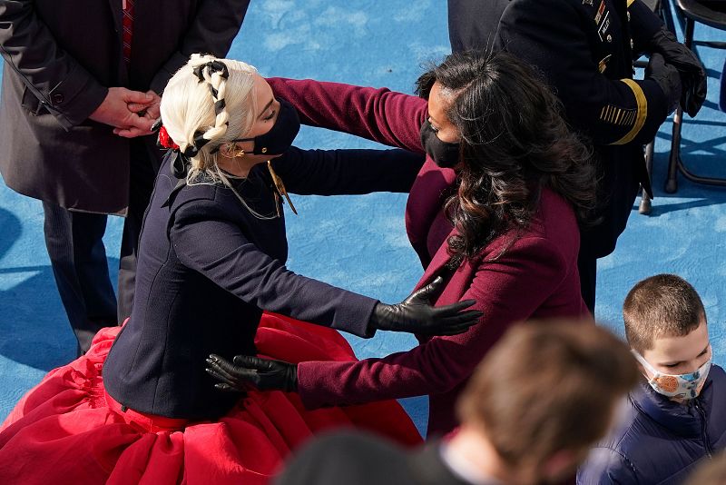 Lady Gaga también ha saludado afectuosamente a Kamala Harris, primera mujer y primera afroamericana que ha accedido a la vicepresidencia estadounidense.