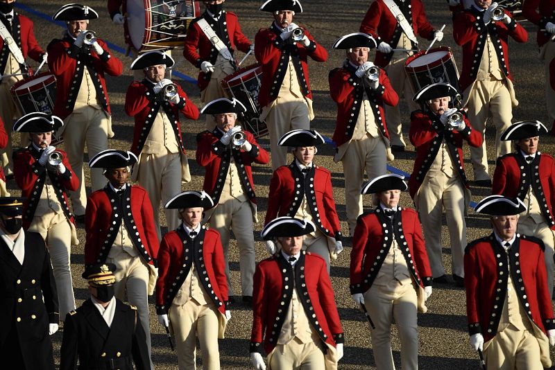 Una banda militar desfila a lo largo de la Casa Blanca