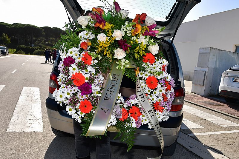 Llegan las coronas de flores al tanatorio