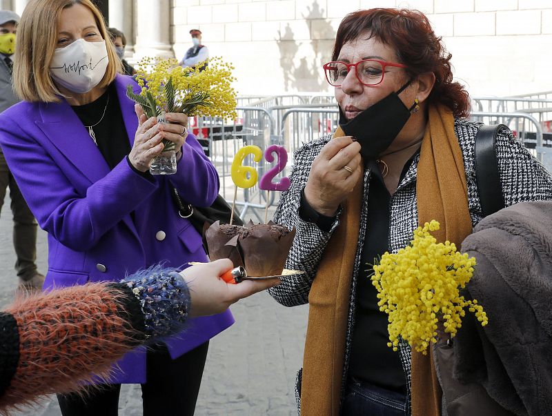 Una simpatizante regala una tarta de cumpleaños a Dolors Bassa