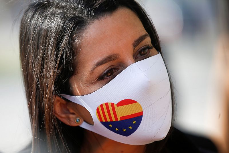 Inés Arrimadas hace gala del corazón de Cs en su mascarilla