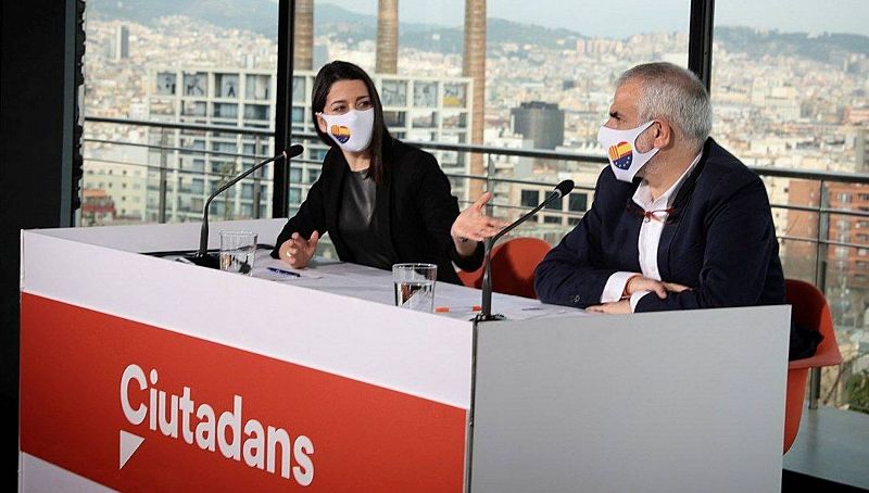 El candidato a la Generalitat, Carlos Carrizosa, y la presidenta de la formación, Inés Arrimadas, durante una rueda de prensa este viernes