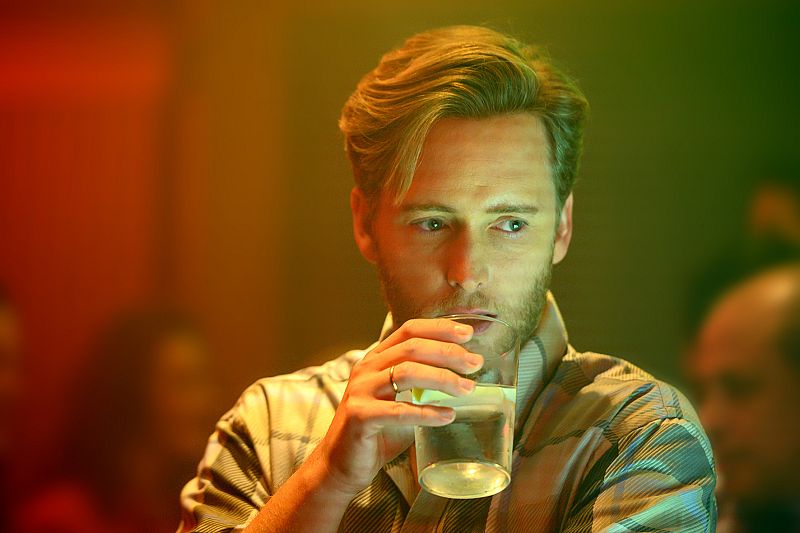 El nuevo trabajo trae problemas a Toni en su matrimonio.