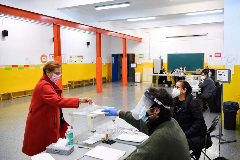 Una mujer vota en L'Hospitalet de Llobregat