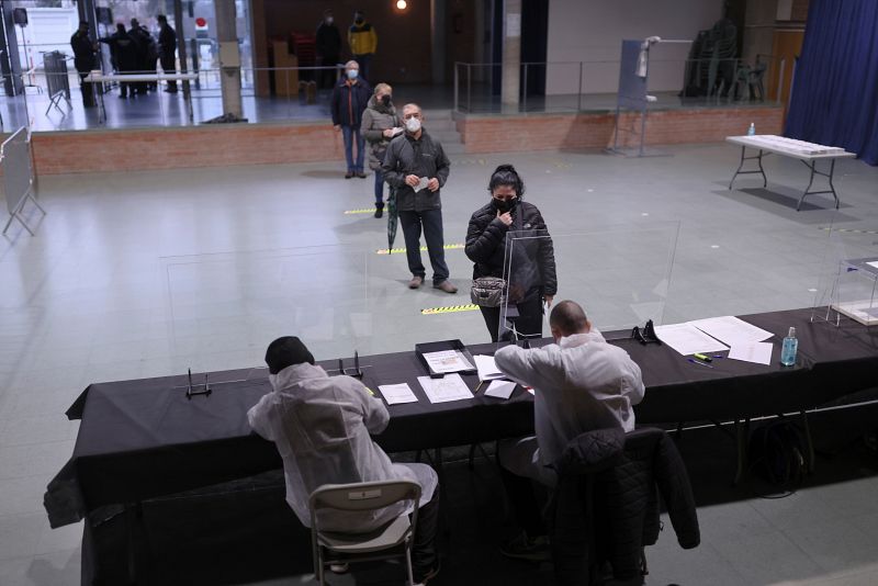 Los votantes mantienen la distancia de seguridad