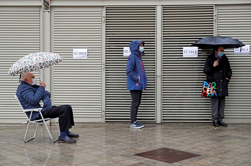 Colas en los colegios electorales de Cataluña