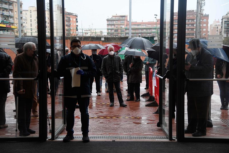 La lluvia no frena la afluencia de votantes en Cataluña