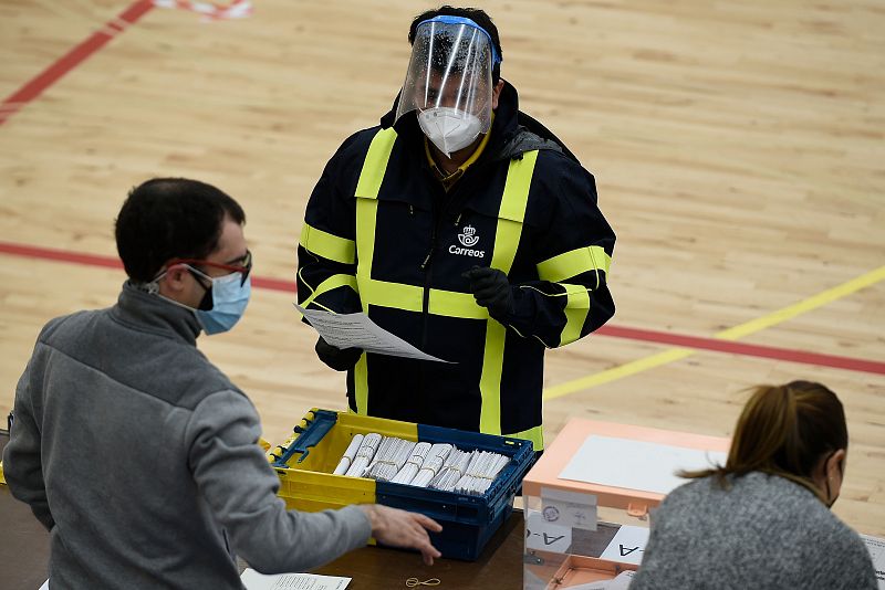 Un trabajador de Correos vota en Barcelona