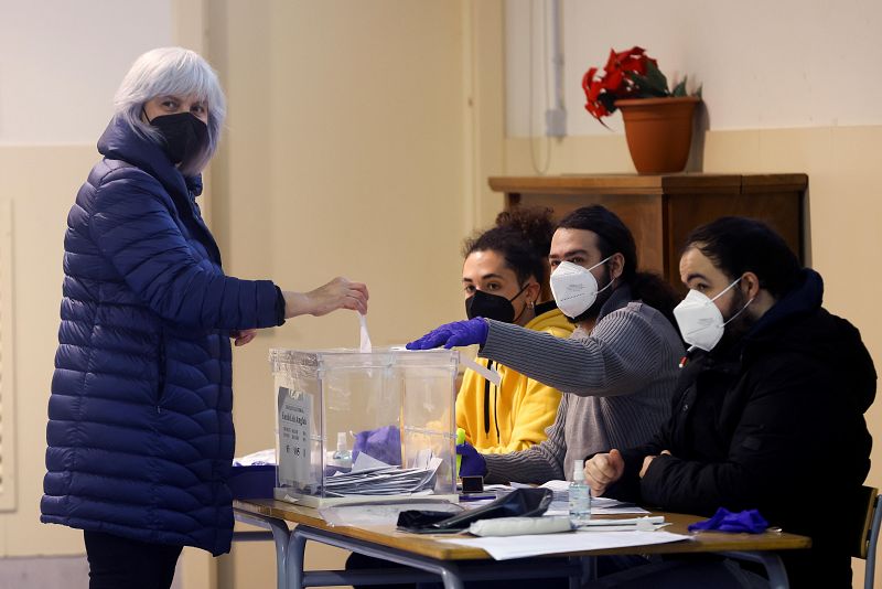 La candidata de la CUP, Dolors Sabater, vota en Barcelona