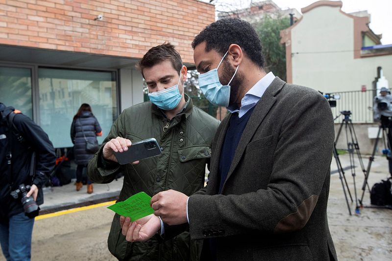Femen increpa al candidato de Vox, Ignacio Garriga