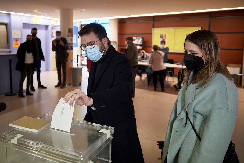 El candidato de ERC, Pere Aragonès, vota en las elecciones catalanas