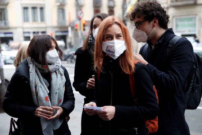 La candidata de En Comú Podem a la Generalitat, Jéssica Albiach, frente a su colegio electoral