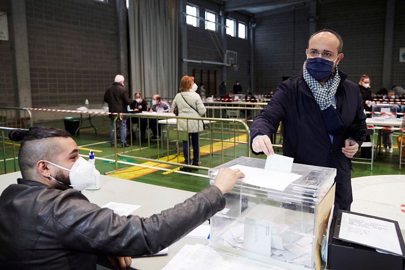 El candidato del PPC, Alejandro Fernández, vota en su colegio electoral